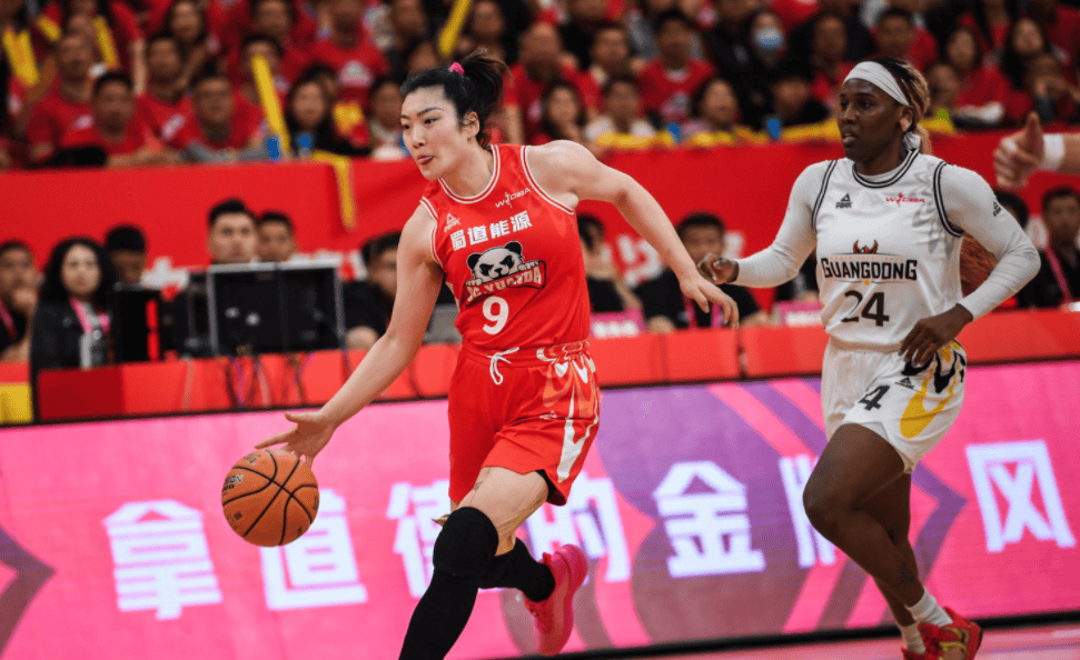 美国女篮实力横扫对手，夺得国际杯冠军